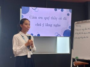 Đại diện công ty trao chứng nhận
